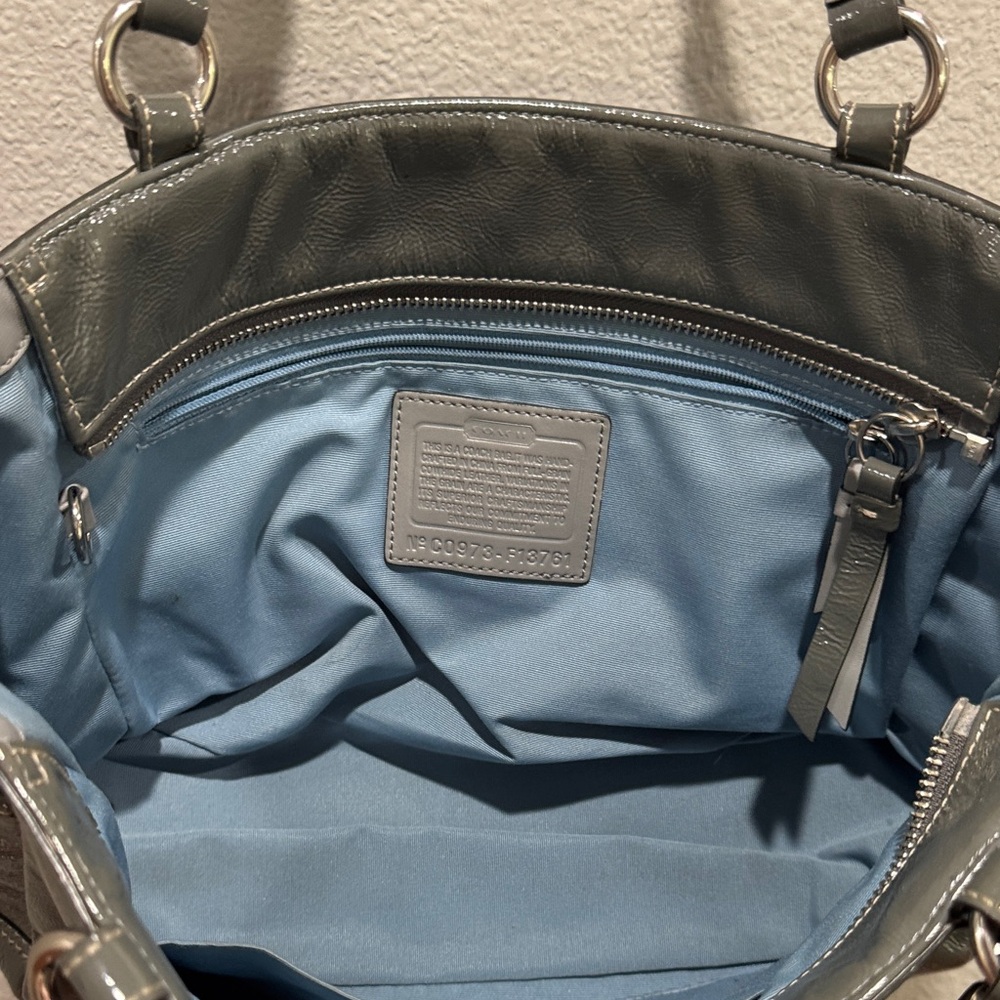 π©Ά Coach Stunning Gray Shoulder Bag with Light Blue Interior π©΅ - Picture 6 of 8